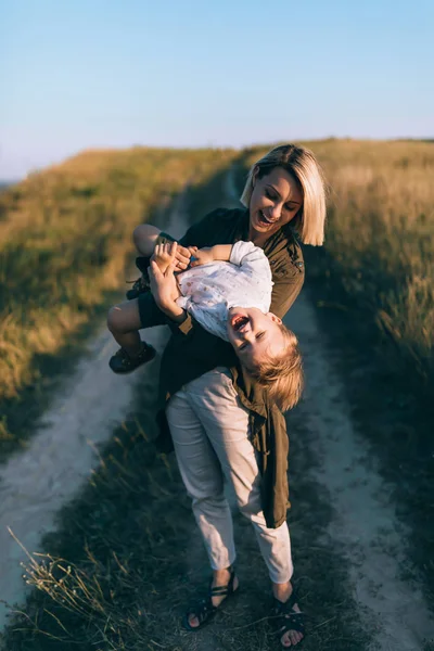 Szczęśliwa Młoda Matka Zabawy Cute Synka Wiejskiej Drodze — Zdjęcie stockowe