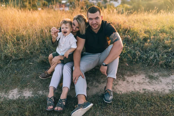 Visão Alto Ângulo Pais Felizes Sentados Brincando Com Adorável Pequeno — Fotografia de Stock