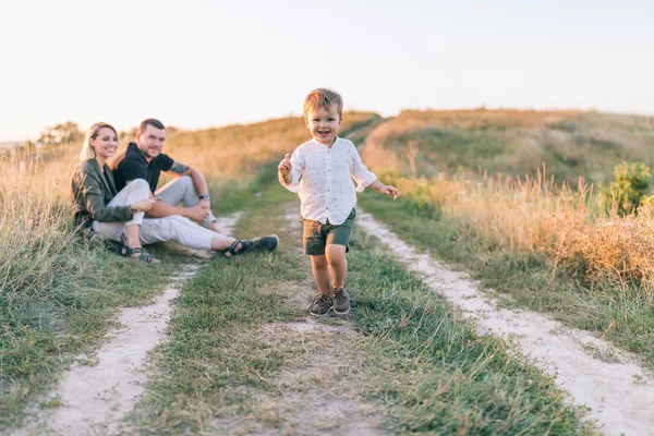 Feliz Padres Mirando Adorable Sonriente Pequeño Hijo Corriendo Camino — Foto de Stock