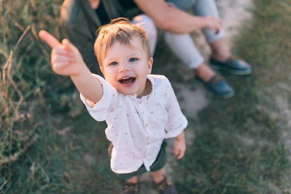 Visão Alto Ângulo Adorável Criança Pequena Feliz Apontando Com Dedo — Fotografia de Stock