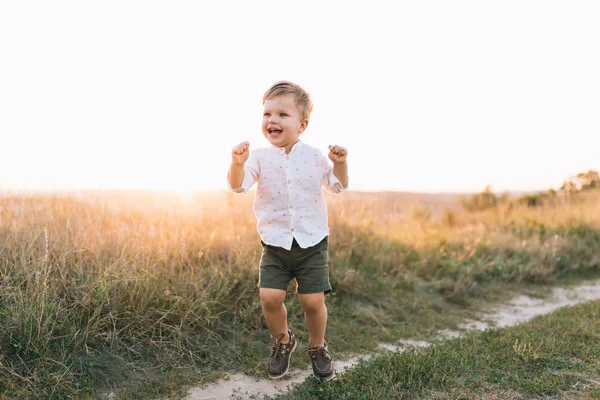 Schattig Gelukkig Jongetje Die Lopen Landelijke Pad Bij Zonsondergang — Stockfoto