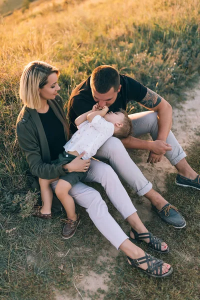 Hoge Hoekmening Van Gelukkige Ouders Spelen Met Schattige Zoontje Bij Stockafbeelding