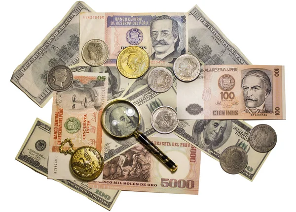 Beyaz arka plan, eski para banknot ve madeni paralar büyüteç ile izole 