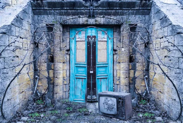                        Gizli Sovyet askeri sığınağa gizli giriş. Dökümü. Kırık Tv         