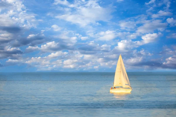 Yelkenli deniz arka plan üzerinde 