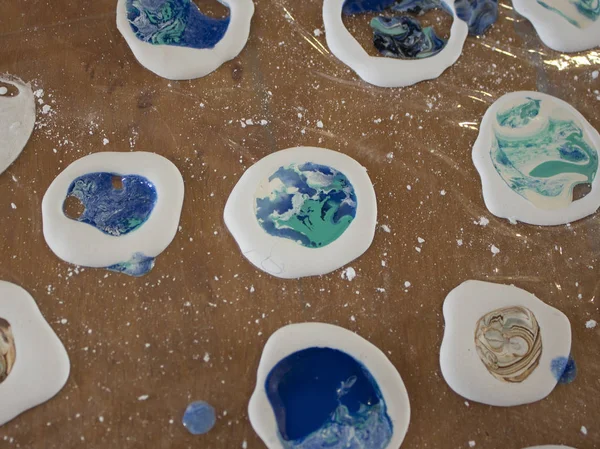 mavi ve beyaz boya leke soyut arka plan 