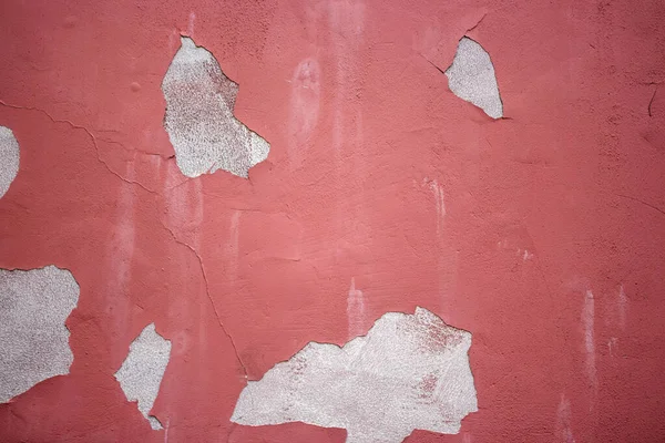 Arka planda çatlaklar olan eski taş duvar