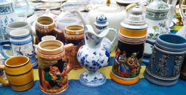 Bit pazarında antika gümüş çaydanlıklar, krema ve diğer malzemeler. Eski metal sofra takımı koleksiyonu bir garaj satışında. 