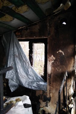 Endüstriyel ya da konut binalarının iç kısımları yanmış. Yangın sonuçları kavramı. 