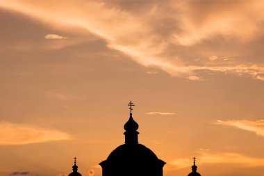 Gökyüzü arka planında bir Ortodoks kilisesinin silueti