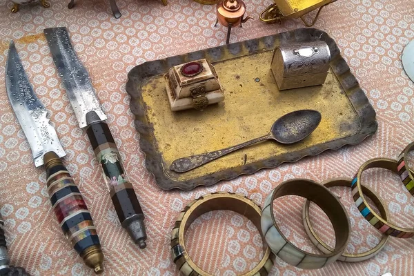 Bit pazarında antika gümüş çaydanlıklar, krema ve diğer malzemeler. Eski metal sofra takımı koleksiyonu bir garaj satışında. 