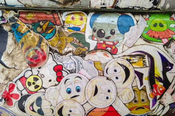 Karakterli eski etiketlerin arkaplanı. 