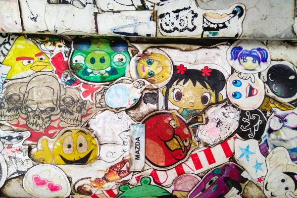 Karakterli eski etiketlerin arkaplanı. 