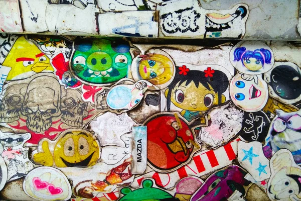 Karakterli eski etiketlerin arkaplanı. 