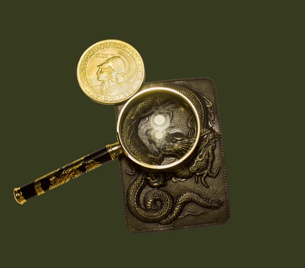 Ejderha ve büyüteçle antik Çin dekorasyonu 