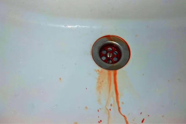 血で汚れてる洗面器を洗って 家庭内暴力 — ストック写真