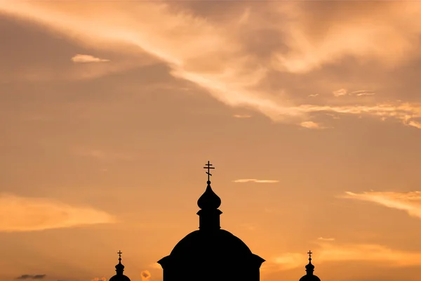 Gökyüzü arka planında bir Ortodoks kilisesinin silueti