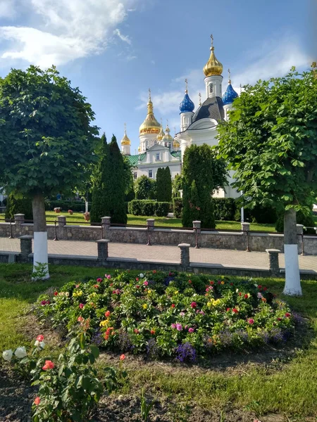 Pochaev Manastırı 'nın güzel manzarası. Ortodoks Kilisesi 
