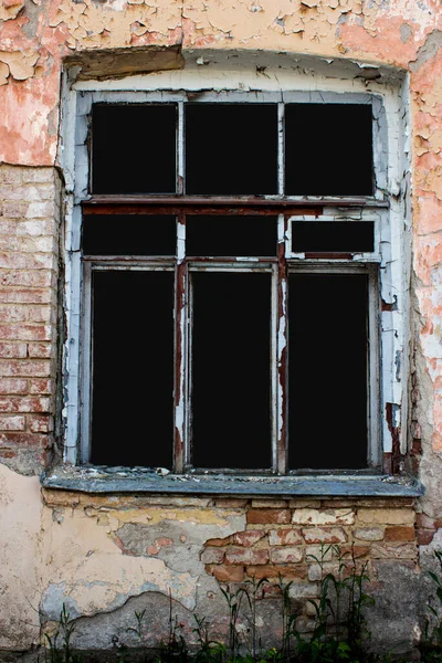 Beyaz Arkaplandaki Eski Bir Evin Penceresi — Stok fotoğraf