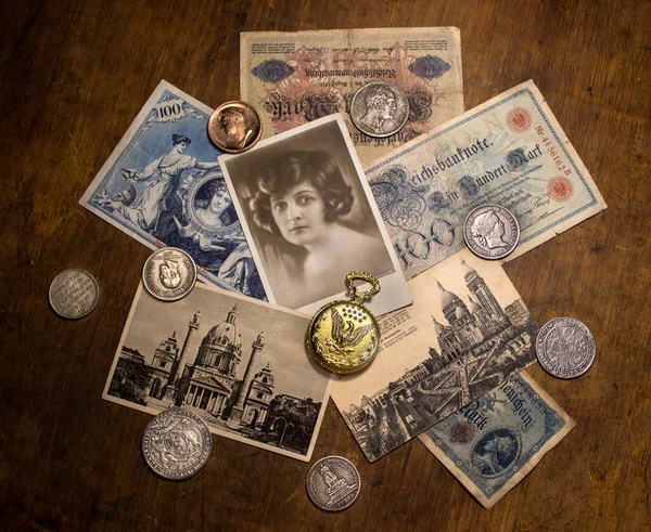 背景に隔離され拡大鏡付きの古い紙幣や硬貨は — ストック写真