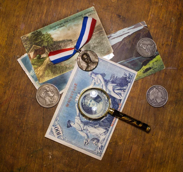 Isolato Sfondo Vecchie Banconote Monete Con Lente Ingrandimento — Foto Stock