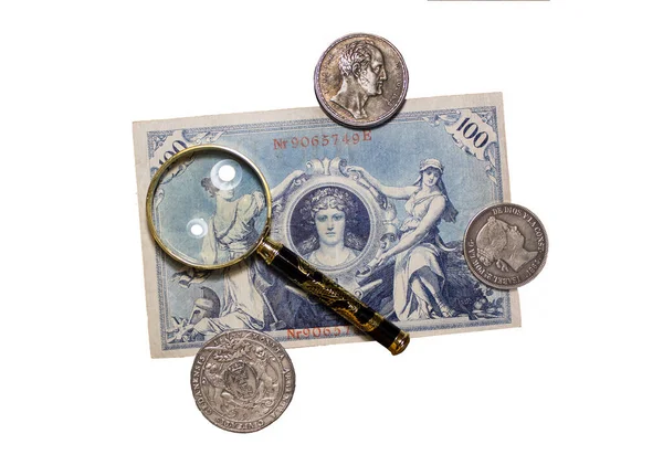 Arka planda izole edilmiş, eski para banknotları ve büyüteçle paralar