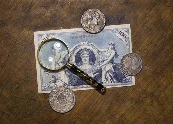 Isolato Sfondo Vecchie Banconote Monete Con Lente Ingrandimento — Foto Stock