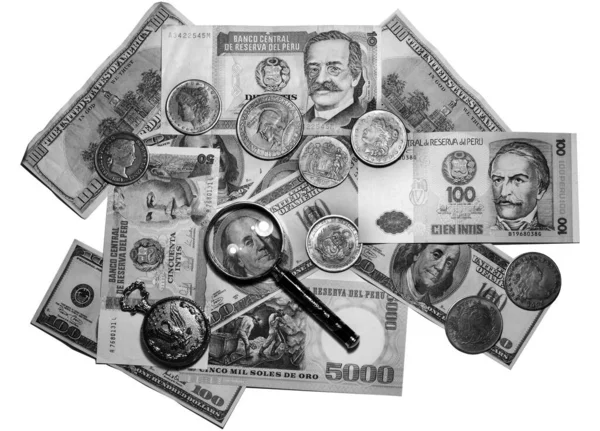 Arka planda izole edilmiş, eski para banknotları ve büyüteçle paralar 