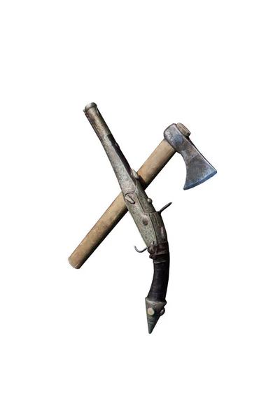 Beyaz arkaplanda eski balta ve tabanca 