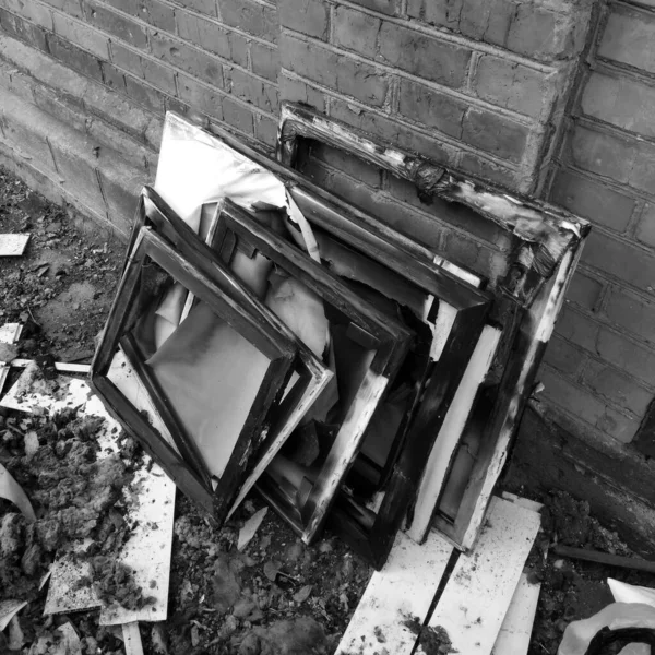 Çerçevelenmiş resim çerçeveleri. Ateşin sonuçları