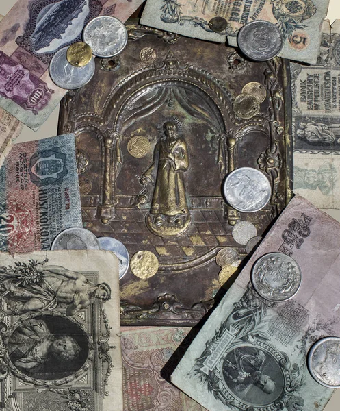 Arka planda izole edilmiş, eski para banknotları ve büyüteçle paralar 