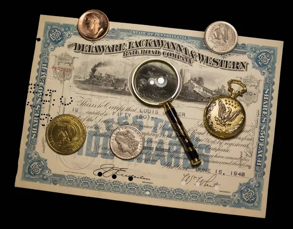Изолированные Заднем Плане Старые Деньги Банкноты Монеты Увеличительным Стеклом Стоковая Картинка