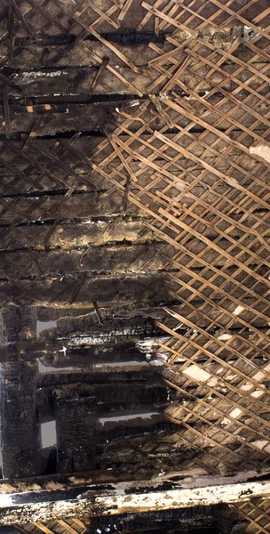 Die Decke Eines Verlassenen Gebäudes Nach Einem Brand lizenzfreie Stockfotos