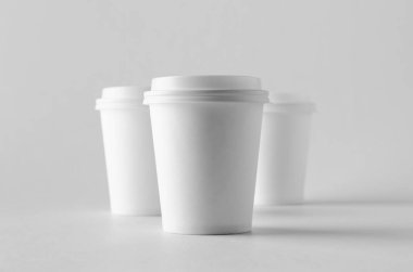 8 oz. beyaz kahve kağıt Kupası mock-up kapaklı.