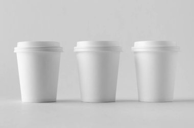 8 oz. beyaz kahve kağıt Kupası mock-up kapaklı.