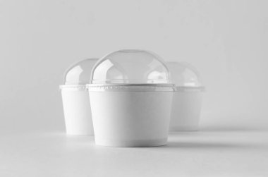 Beyaz dondurma kağıt Kupası mock-up plastik kapaklı.