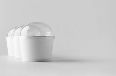 Beyaz dondurma kağıt Kupası mock-up plastik kapaklı.