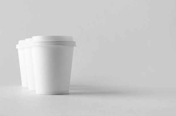 8 унций. белый кофе бумажный макет чашки с крышкой
.