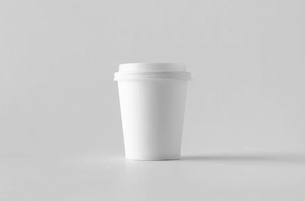 オンス ホワイト コーヒー紙コップ モックアップふた付き — ストック写真