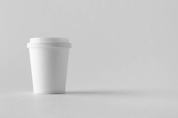 8 унций. белый кофе бумажный макет чашки с крышкой
.
