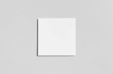 Kare ikiye katlanmış / yarı katlı broşür Mock-Up-arka