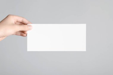 DL el ilanı Mock-Up-gri bir arka plan üzerinde boş bir el ilanı holding erkek eller.