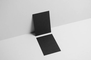 Siyah A6 el ilanı / kart / davet Mock-Up-duvar arka plan