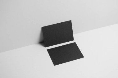 Siyah A6 el ilanı / kart / davet Mock-Up-duvar arka plan