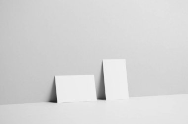 Kartvizit Mock-Up (85x55mm) - duvar arka plan