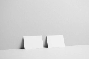 Kartvizit Mock-Up (85x55mm) - duvar arka plan