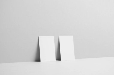 Kartvizit Mock-Up (85x55mm) - duvar arka plan