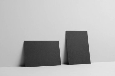 Siyah A6 el ilanı / kart / davet Mock-Up-duvar arka plan