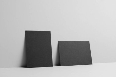 Siyah A6 el ilanı / kart / davet Mock-Up-duvar arka plan