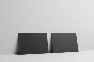 Siyah A6 el ilanı / kart / davet Mock-Up-duvar arka plan